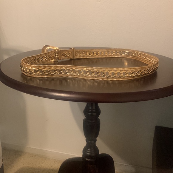 Pre-loved stunning gold chain belt! - Picture 2 of 4